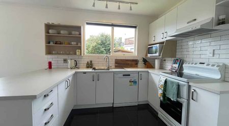 Generous sized 3 bedroom family home - Photo 3