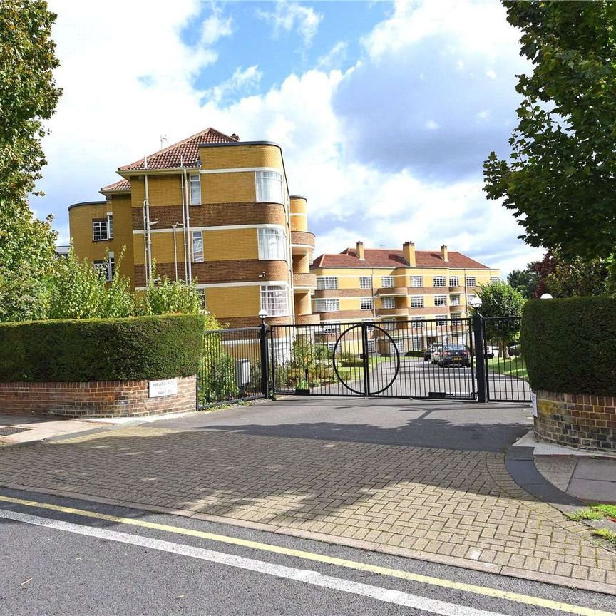 A spacious five bedroom apartment in this popular gated community. - Photo 1