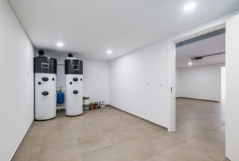 Moradia T6 de arquitetura moderna inserida no Golfe de Oeiras