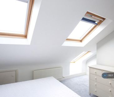 3 bedroom flat to rent - Photo 3