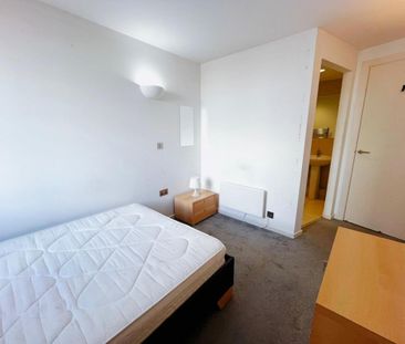 2 bedroom Flat To Let - Photo 4