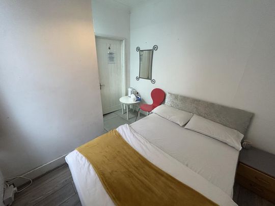 1 bedroom in a flat share to rent - Photo 1