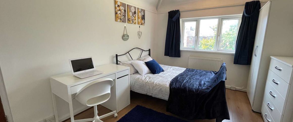 Newly Refurbished Double Room **Great Local Amenities** - Photo 1