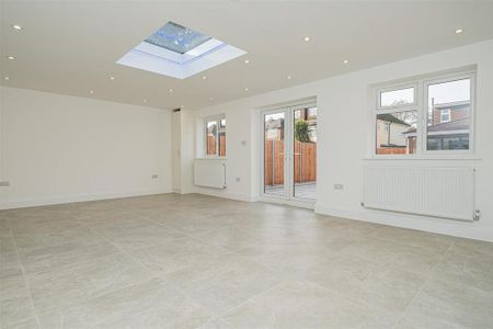 4 bedroom semi-detached house to rent - Photo 3