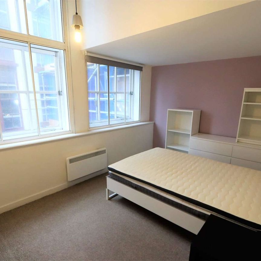 Stunning one double bedroom with parking in a central M1 location. Substantial space throughout and a separate additional storage/bed deck! - Photo 1