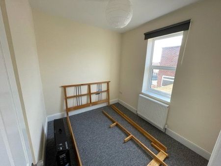 1 Bedroom Flat / Apartment - Portsmouth Road, Southampton - Photo 4