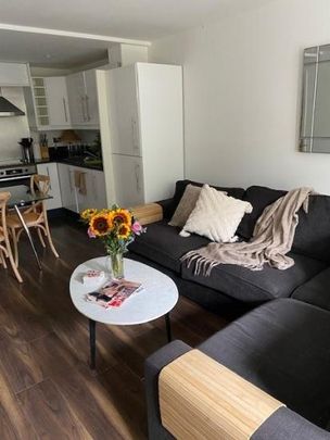 Large Double Bedroom - Photo 1