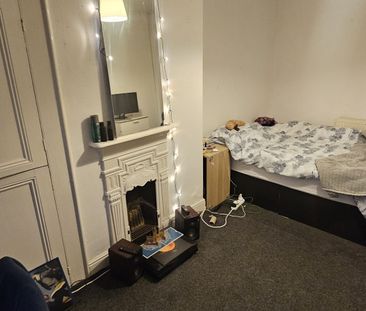 5 Bed - 10 Hessle Terrace, Hyde Park, Leeds - LS6 1EQ - Student - Photo 3