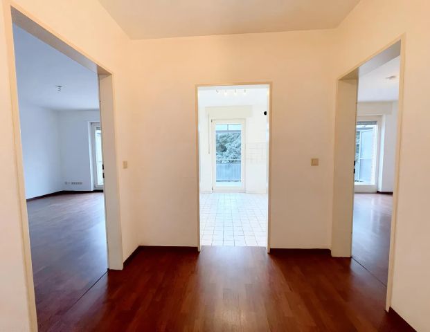 HELLE 2-ZIMMERWOHNUNG MIT GROßEM BALKON ZU MIETEN! - Photo 1