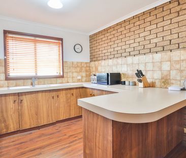 Neat 2 Bedroom Unit - Photo 3