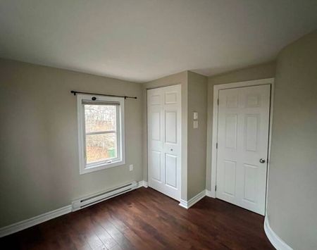 Beautiful 2 Level, 2 Bedroom Semi-Detached on Windmill Road! - Photo 5