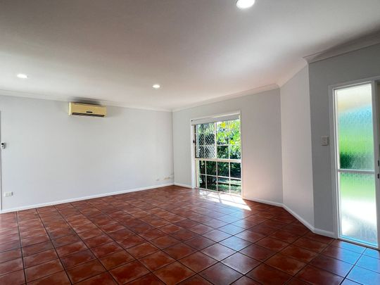 8 Devco Place, 4214, Ashmore Qld - Photo 1