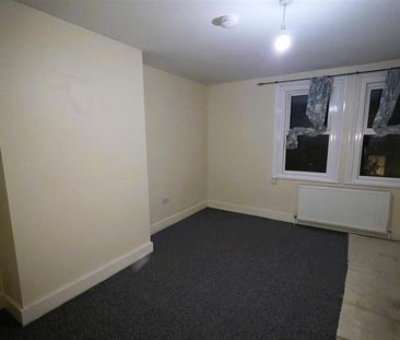 3 bedroom flat to rent - Photo 3
