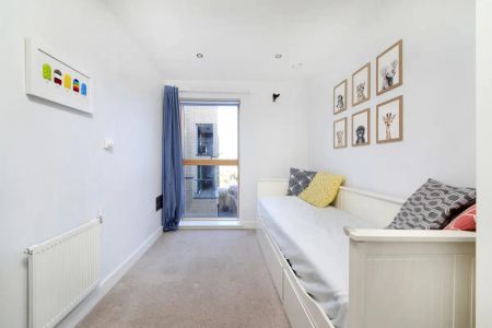 2 bedroom flat in London - Photo 5