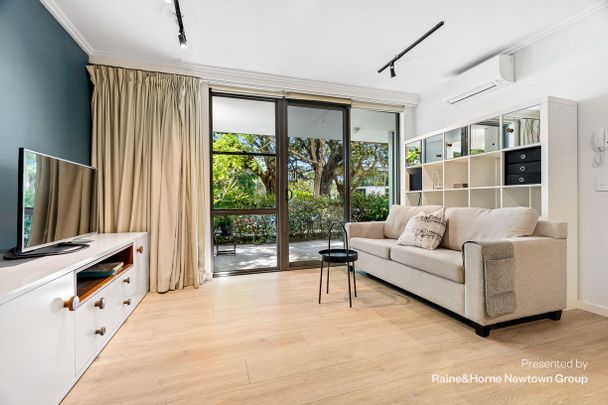 Chic city fringe 1 bed apartment in Moreton By The Park - Photo 1