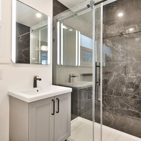 Grand appartement de 3 chambres à coucher entièrement meublé et équipé - Photo 3