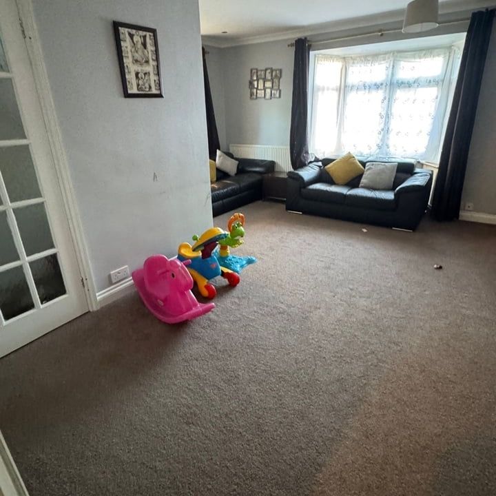 3 Bed Semi-Detached House, Abbey Drive, LU2 - Photo 1
