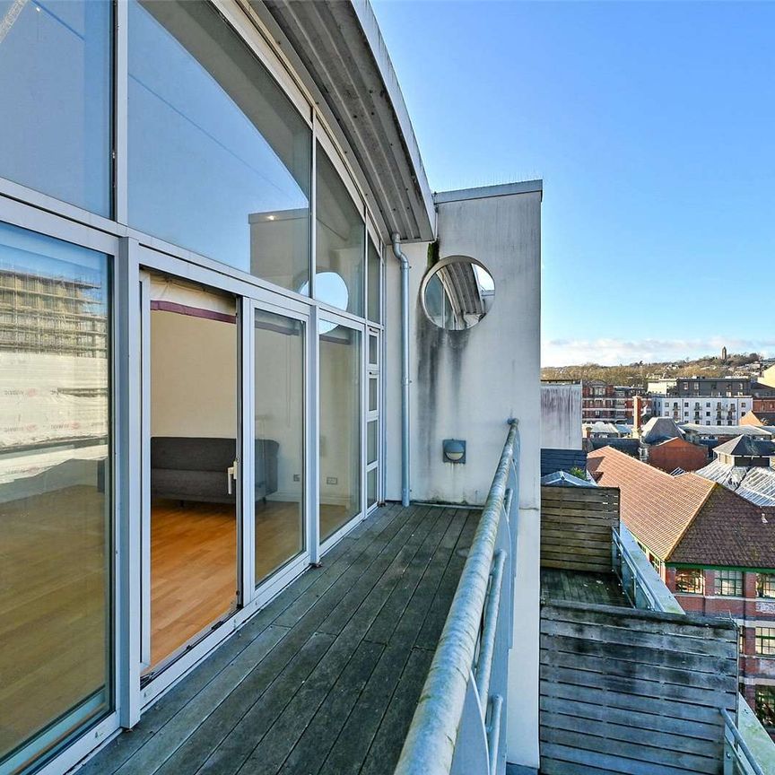 Stylish two bedroom apartment with city views. - Photo 1
