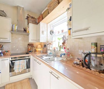 A one bedroom apartment conveniently located in town centre. - Photo 4