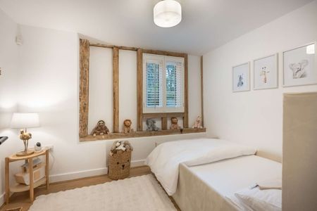 A high specification four-bedroom Barn conversion with additional one bedroom apartment. - Photo 5