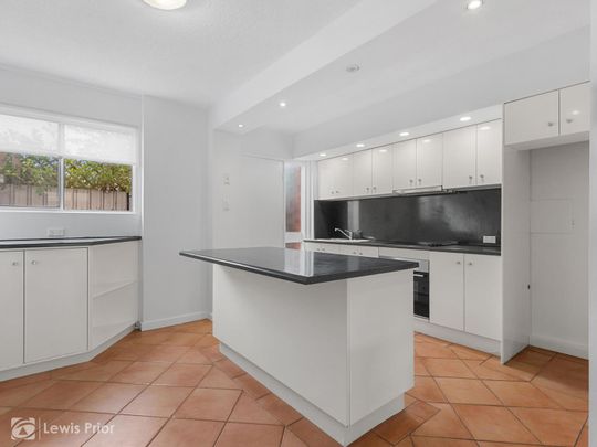 Charming Townhouse in Prime Location - Photo 1