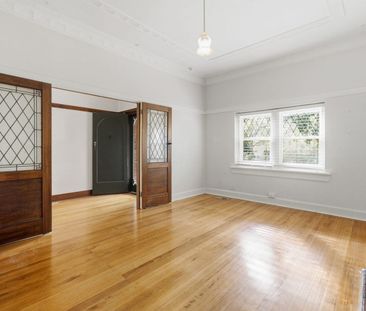 Three Bedroom Plus Study Period Home - Close to the Train Station! - Photo 2