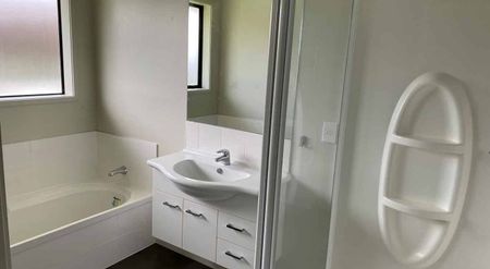 Large family home on full section - Katikati - Photo 5