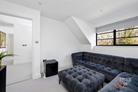 The Vale, Ovingdean, Brighton - Photo 3
