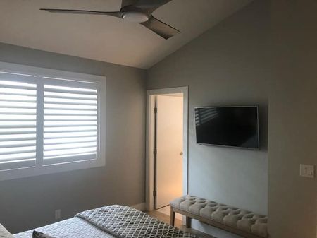 Amazing 3bed, 3bath Duplex located in the lower mission Hospital area. - Photo 4