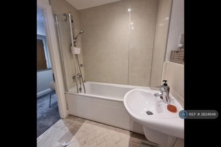 1 bedroom in a flat share to rent - Photo 5