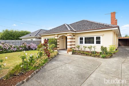 Spacious 3 Bedroom Family Home in the Heart of Hampton! - Photo 5