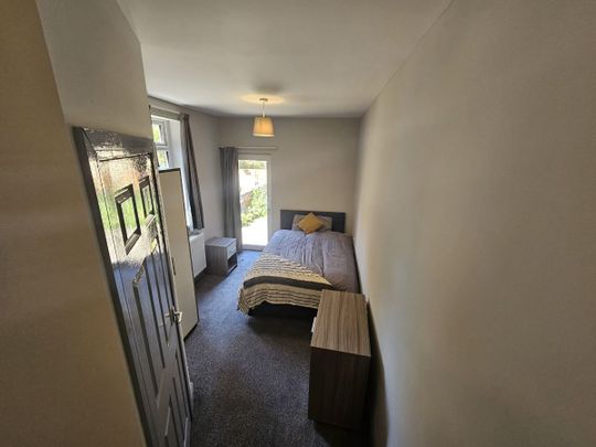 Room 2, 20 Glyn Avenue - Photo 1