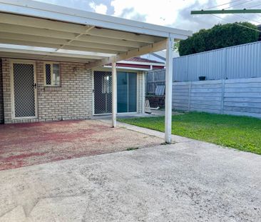 4 Bedroom Spacious Home with Massive Rear Shed - Photo 4