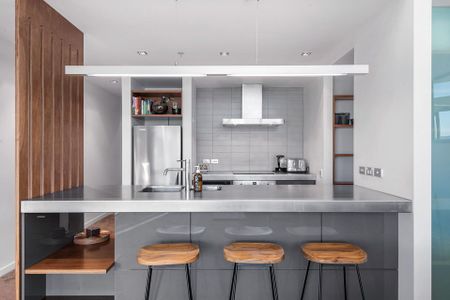 Waterfront 3 bedroom top floor furnished apartment - Photo 3