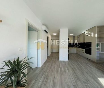 Krásny, moderne zariadený 2-izbový byt v novostavbe s parkovacím mi... - Fotografia 1