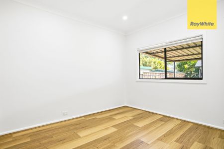 ONE WEEKS FREE RENT IF LEASED PRIOR TO XMAS BREAK!!! - Photo 2