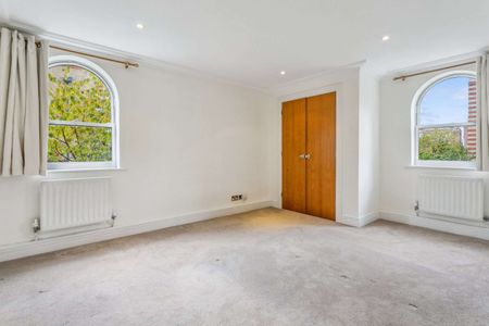 A bright two bedroom apartment with off-street parking in Harrods Village with communal gym and pool facilities - Photo 5