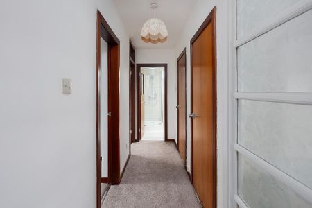 3 bedroom flat to rent - Photo 5