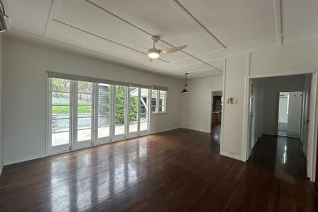 HIDDEN GEM IN SOUTH GLADSTONE WITH OCEAN VIEWS AND RUMPUS ROOM WITH SEPERATE BATHROOM! - Photo 2