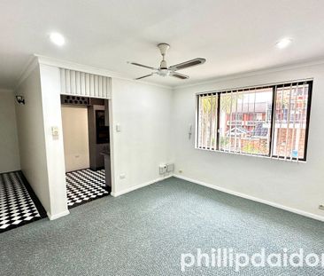 TOP FLOOR, 2 BEDROOM UNIT.... - Photo 1