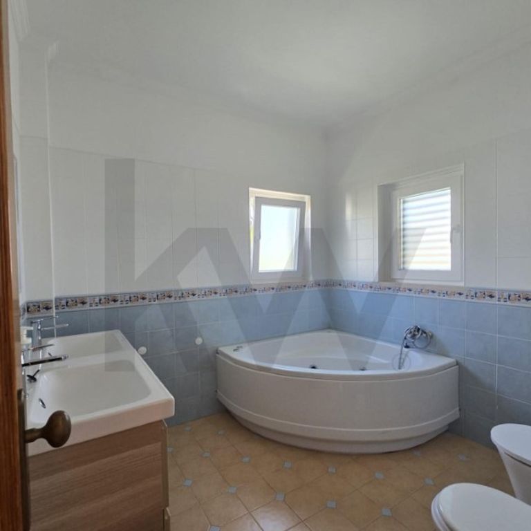 4 room luxury House for rent in Charneca de Caparica, Portugal - Photo 1