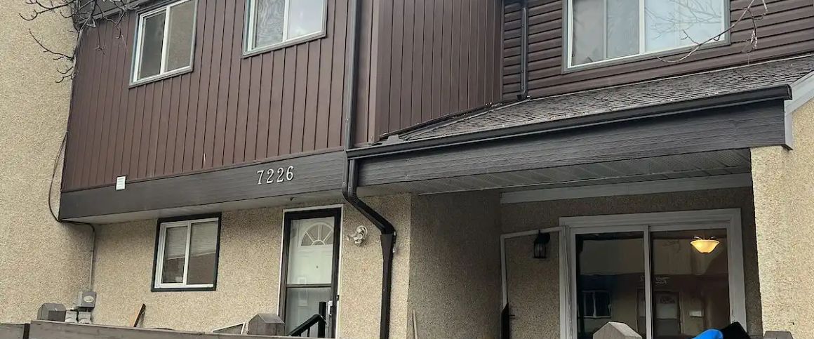 3 bedroom 1.5 bathroom townhouse, basement partailly finished . — 3 Bedrooms+ Den Townhouse - Photo 1