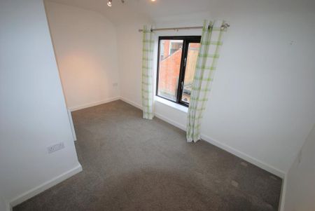 2 bedroom coach house to rent - Photo 2