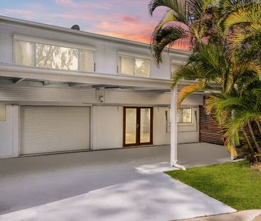 8 Ridgeway Avenue, Southport QLD 4215 - House For Rent | Domain - Photo 2