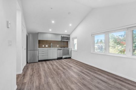 1180 Comox - Photo 2