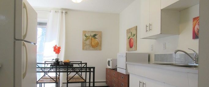 Clean, bright & super spacious upstairs 3 bdrm apt in 4plex near Whyte Ave and U of A in quiet Queen Alexandra! | 10620-72 Ave, Edmonton - Photo 1