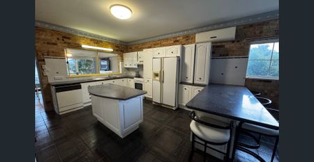 Spacious 2-Bedroom Apartment with Loft – Prime Ettalong Location - Photo 5