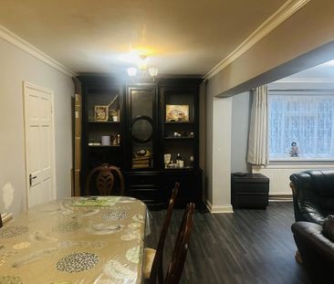 5 bedroom detached house to rent - Photo 3