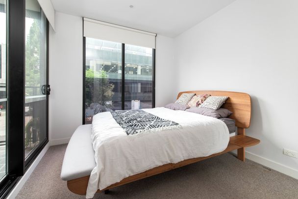 Stylish Fully Furnished 2-Bedroom Apartment in the Heart of the City - Photo 1