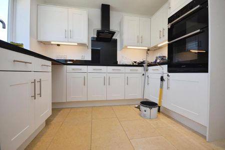 4 bedroom property to rent - Photo 3